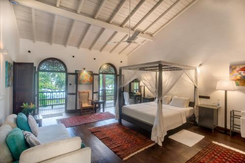 Deluxe Double Room with Sea View image 2