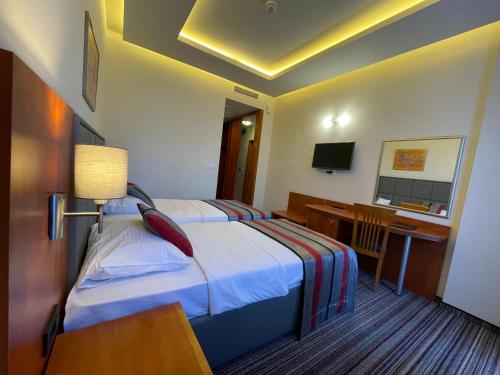 Twin Room with Free Airport Shuttle