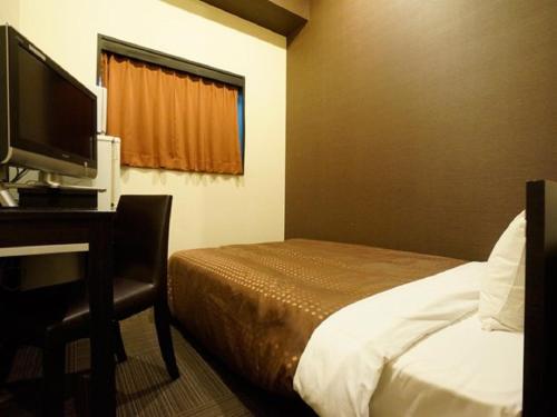 Double Room with Small Double Bed - Smoking image 2