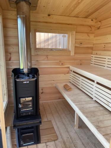 Sauna, Stunning 4 Bedroom Home with Wild Spa, Gym & Hot Tub in Trencreek