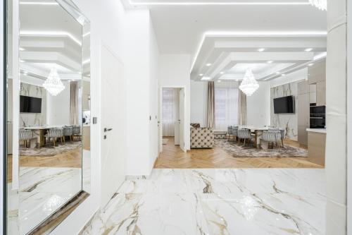 Heart of Budapest Luxury Apartment with Amazing View - image 2
