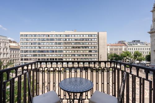 Heart of Budapest Luxury Apartment with Amazing View - image 10