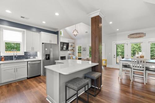 مطبخ, Relax, Rewind, Repeat - New Country Cottage in High Point