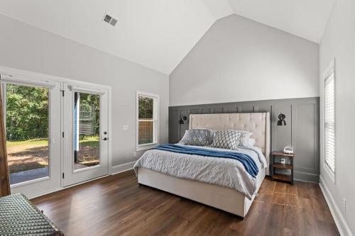 Relax, Rewind, Repeat - New Country Cottage in High Point, USA