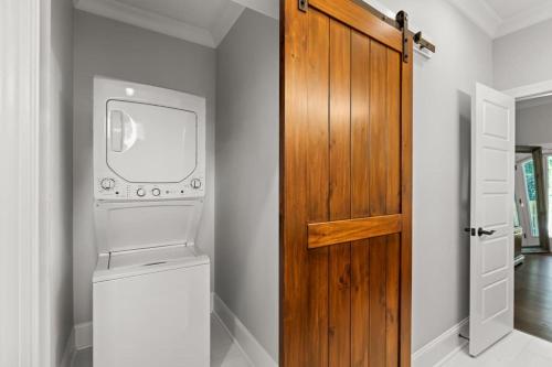 Relax, Rewind, Repeat - New Country Cottage in High Point, USA