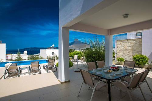 شرفة/ تراس, Villa Latchi Thea in Neokhorio