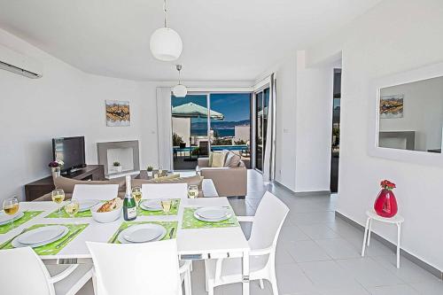 المرافق, Villa Latchi Thea in Neokhorio