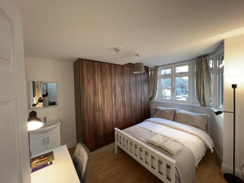 4 Wharncliffe Drive 4