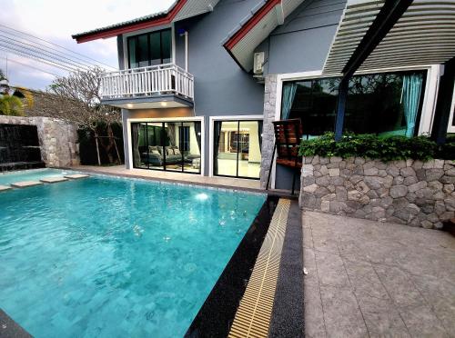Swimming pool, I am pool villa Pattaya no.11 in Takiantia