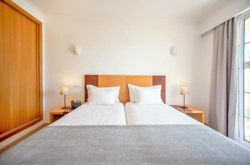Superior One-Bedroom Apartment with Pool View image 3