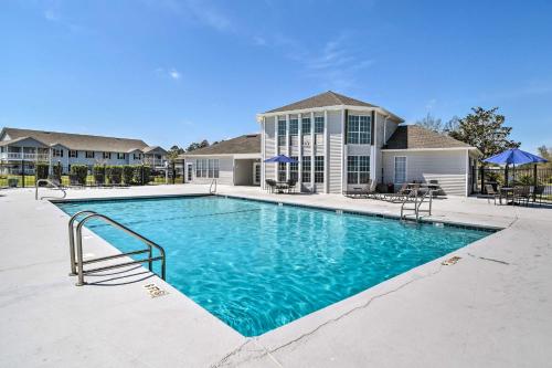 5 Mi to Beach Gulf Shores Condo with Perks! near Jack Edwards Airport