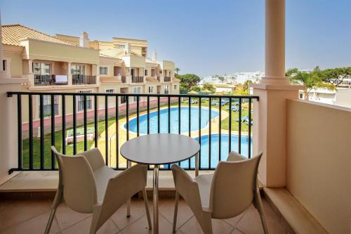 Superior One-Bedroom Apartment with Pool View image 9