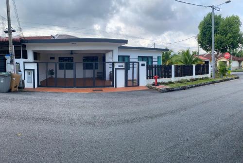D Gumbira Homestay Musleem Only
