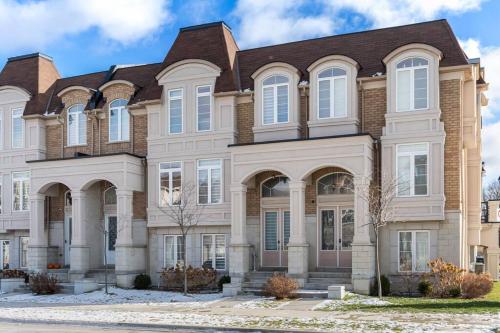 Modern 4 Level home-Game room/Parking/Near Airport