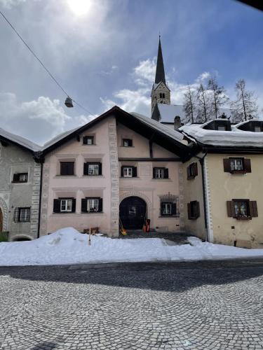 Scuol in schönem Engadinerhaus