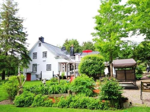 Maison familiale avec spa et accès au fleuve (Maison familiale avec spa et acces au fleuve) in Beaumont (QC)