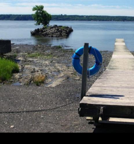 Maison familiale avec spa et accès au fleuve (Maison familiale avec spa et acces au fleuve) in Beaumont (QC)