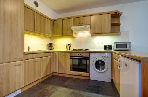 Executive One-Bedroom Apartment image 6
