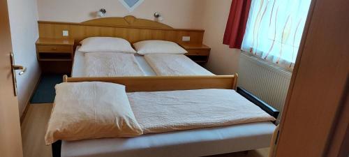 1 queen bed, 1 twin bed