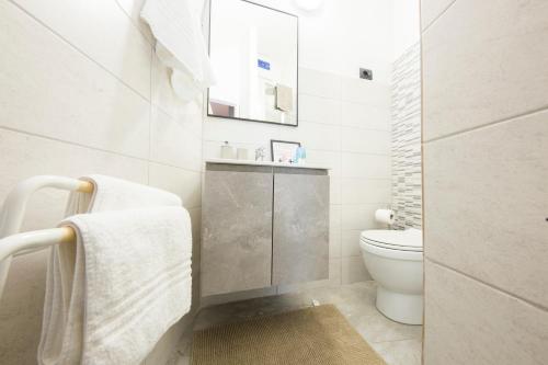 Baño, Lanterna House by HolidayHome24 in Genoa Waterfront