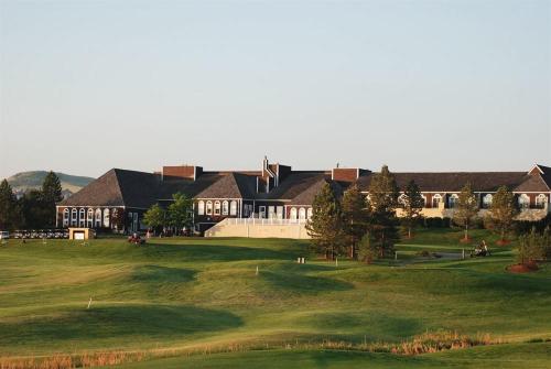 Lone Tree Golf Club and Hotel Located in Englewood, Lone Tree Golf Club and Hotel is a perfect starting point from which to explore Englewood (CO). The property features a wide range of facilities to make your stay a pleasant expe
