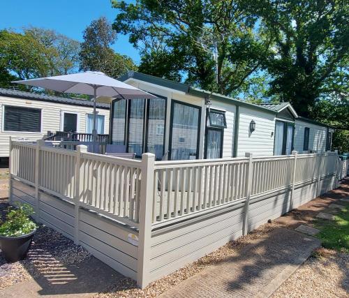 A fashionable caravan in a peaceful seaside town - Hotel - Sandown