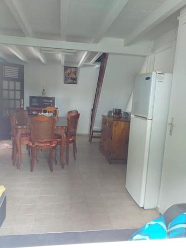 Maison créole chaleureuse avec stationnement