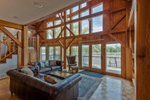 . Custom Waterfront Lodge, 4 bed, 4 Bath, Sleeps 12!