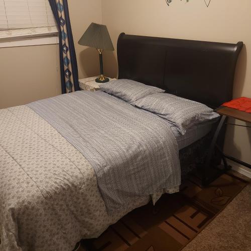 Rosy Double Bedroom - Accommodation - Calgary