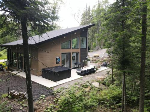 55 Impasse - Chalet Taiga with a Hot Tub in Tremblant Nord