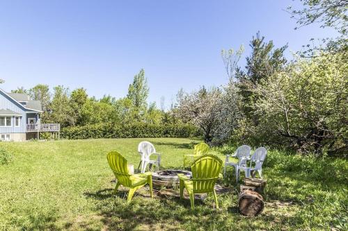 Panoramic-Blue Mountain-Balcony-Sauna-Backyard-King in The Blue Mountains (ON)