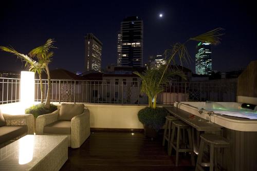 Rooftop Suite with Exterior Hot Tub image 10