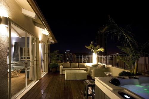 Rooftop Suite with Exterior Hot Tub image 4