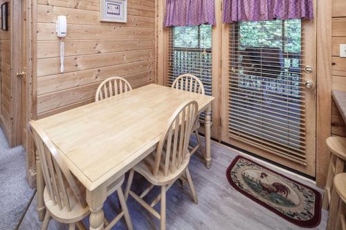 ER314- Y'all Come Back Now- Great location- Close to town cabin - image 7