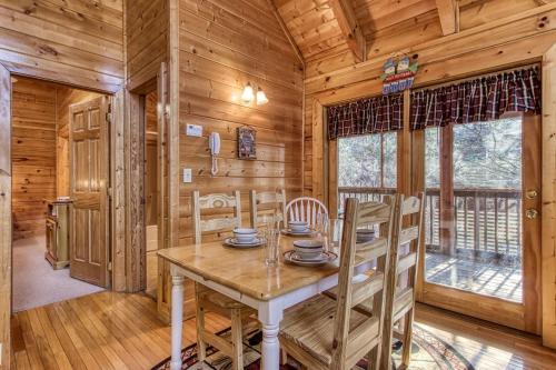 ER259- Country Charm Great Location Close to town cabin - image 8