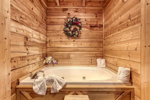 ER259- Country Charm Great Location Close to town cabin - image 5