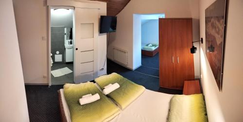 1 double bed, 2 twin beds