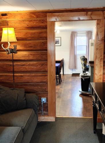 Log Cabin Motel - image 7