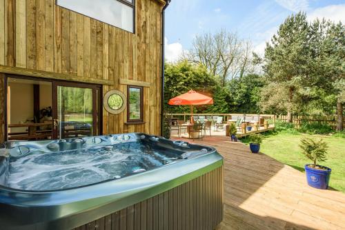 Cheerful 7-bedroom house with hot tub sleeps 25 in Rangeworthy