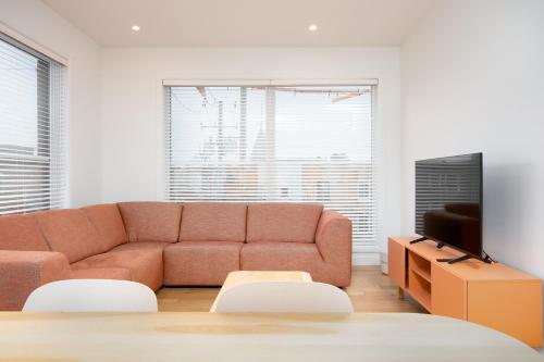 2-bedroom and 2-bathroom apartment - SF200 image 5