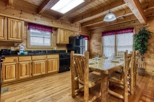 Point Of View - Spacious 2 Bedroom With a Loft Just off Glades Road cabin - image 3