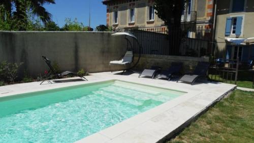 Peldbaseins, Lou pinsan in Camaret-Sur-Aigues
