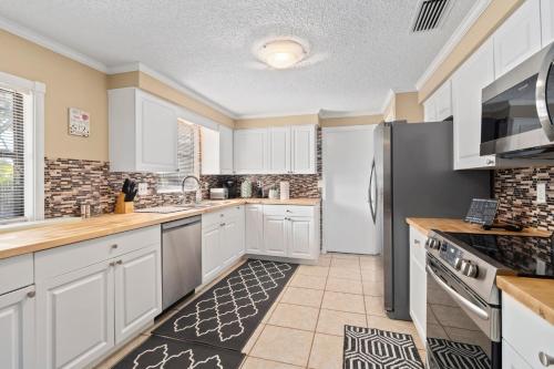 Cozy Family Getaway. Heated Pool and Spa in Bradenton, USA
