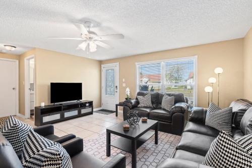 Cozy Family Getaway. Heated Pool and Spa in Bradenton, USA