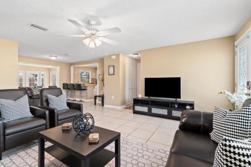 Cozy Family Getaway. Heated Pool and Spa in Bradenton, USA
