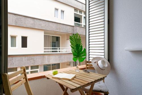 One-Bedroom Apartment with Partial Sea View image 7