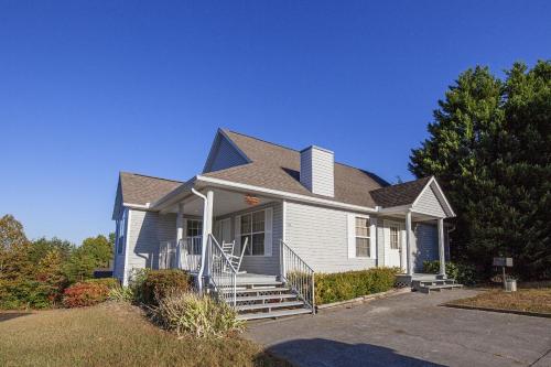Our Tennessee Mountain Home - Great Location! Close To All The Action! cabin