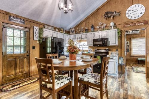 ER26 - Sasquatch Inn - Great Location! Close To Town Resort Pool! cabin - image 4
