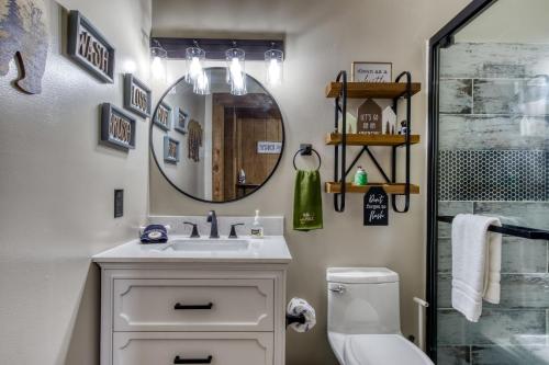 ER26 - Sasquatch Inn - Great Location! Close To Town Resort Pool! cabin - image 10