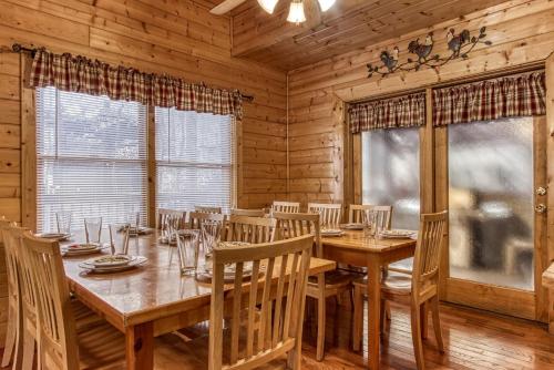 ER305 - Bear Right Inn, Pigeon Forge (photo 9)
